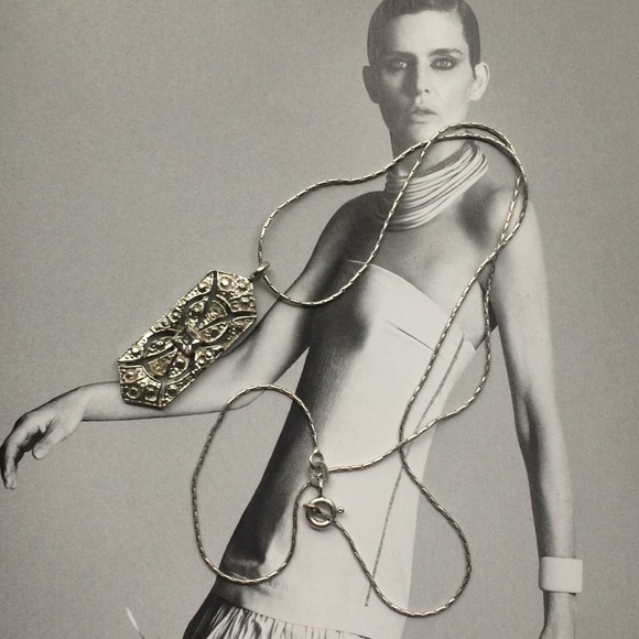 Pristine Lovely Vintage Pendant with Silver Chain - Picture 2 of 4